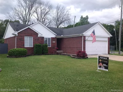 32010 N Oakcrest Dr E, Chesterfield, MI 48047