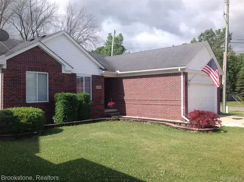 32010 N Oakcrest Dr E, Chesterfield, MI 48047