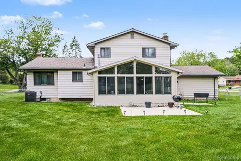 1148 Carter Dr, Flint, MI 48532 photo 2