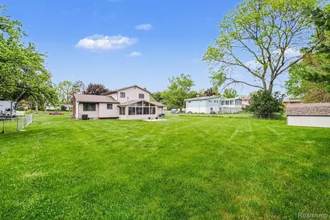 1148 Carter Dr, Flint, MI 48532 photo 3