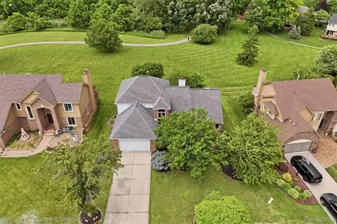 30785 Mystic Forest Dr, Farmington Hills, MI 48331