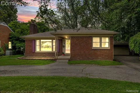 1179 Hampton Rd, Grosse Pointe Woods, MI 48236