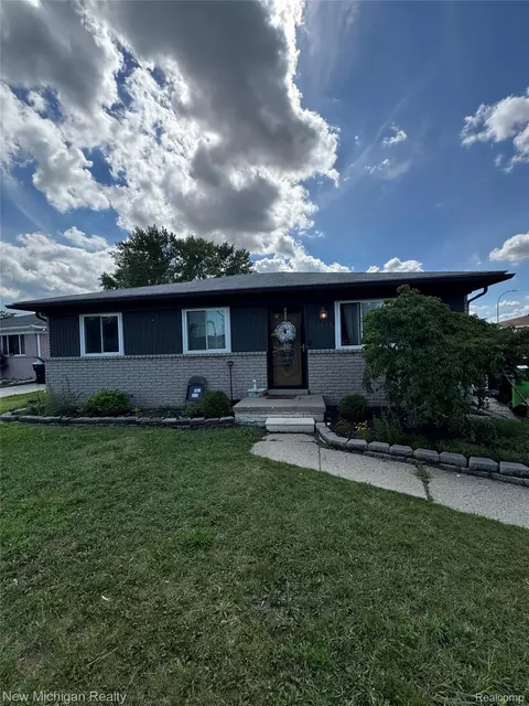 28555 Secretariat Ct, Roseville, MI 48066