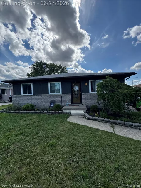 28555 Secretariat Ct, Roseville, MI 48066