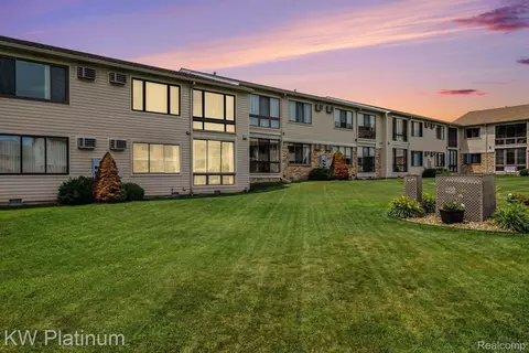 1700 River Rd #6, Marysville, MI 48040