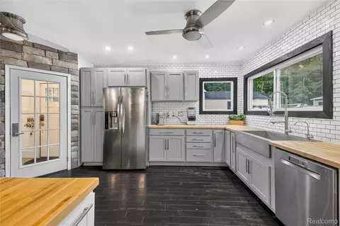 Kitchen - 4860 Bluebush Rd, Monroe, MI 48162 photo 6 of 9