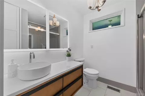 Bath - 4860 Bluebush Rd, Monroe, MI 48162 photo 1 of 4