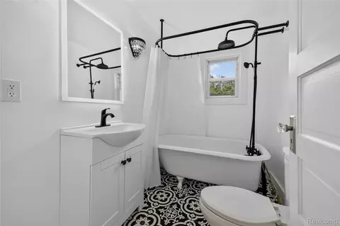 Bath - 4860 Bluebush Rd, Monroe, MI 48162 photo 4 of 4