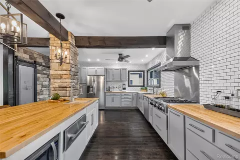 Kitchen - 4860 Bluebush Rd, Monroe, MI 48162 photo 3 of 9