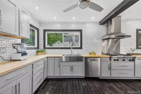 Kitchen - 4860 Bluebush Rd, Monroe, MI 48162 photo 7 of 9