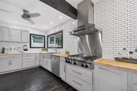 Kitchen - 4860 Bluebush Rd, Monroe, MI 48162 photo 5 of 9