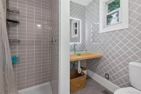 Bath - 4860 Bluebush Rd, Monroe, MI 48162 photo 2 of 4