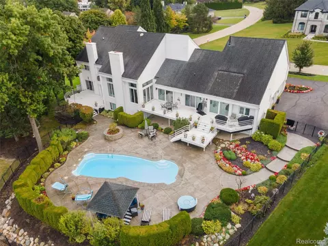 3802 Columbia Dr, Bloomfield Hills, MI 48302