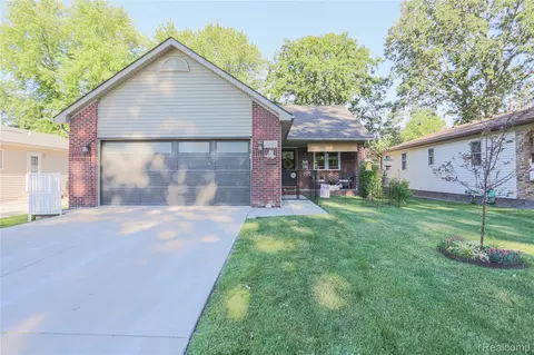 39567 Macomber St, Harrison, MI 48045