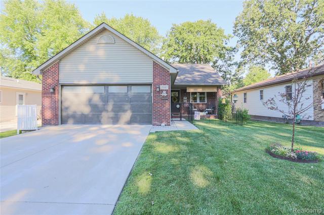 39567 Macomber St, Harrison, MI 48045