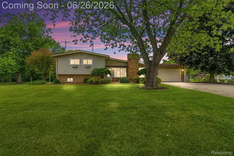 5120 Hillcrest Dr, Flint, MI 48506