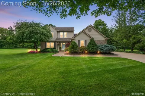 4683 Fox Chase Dr, White Lake, MI 48383