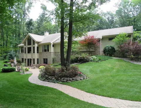 5388 Hartland Rd, Fenton, MI 48430