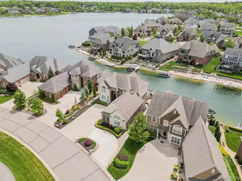 8439 Boulder Shores Dr, Green Oak, MI 48178