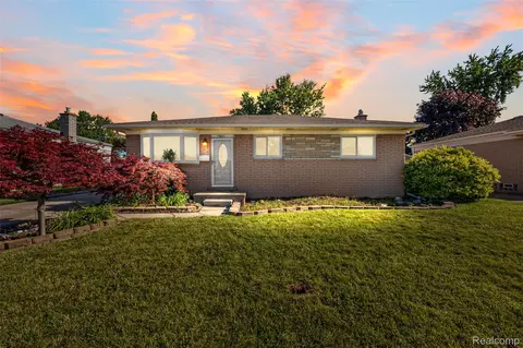 15641 Common Rd, Roseville, MI 48066