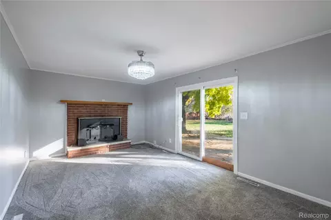 Living - 5297 Oaktree Dr, Flint, MI 48532 photo 1 of 1