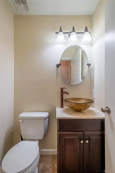 Bath - 5297 Oaktree Dr, Flint, MI 48532 photo 1 of 3