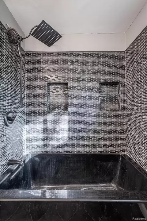 Bath - 5297 Oaktree Dr, Flint, MI 48532 photo 2 of 3