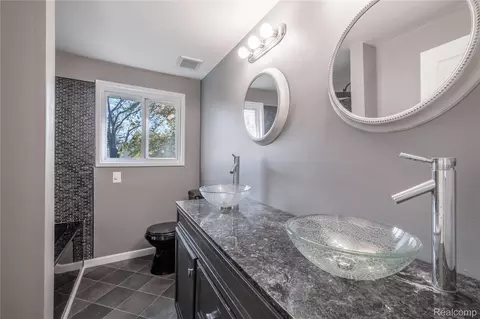 Bath - 5297 Oaktree Dr, Flint, MI 48532 photo 3 of 3