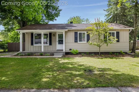 309 Crescent Ave, Holly, MI 48442