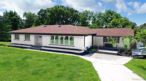 9497 Ellis Rd, Springfield, MI 48348