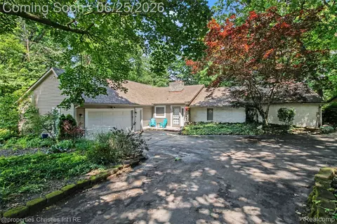 4863 Split Rail Dr, Brighton, MI 48114