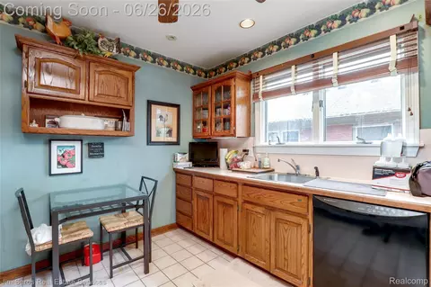 Kitchen - 764 Harcourt Rd, Grosse Pointe Park, MI 48230 photo 4 of 5