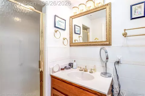 Bath - 764 Harcourt Rd, Grosse Pointe Park, MI 48230 photo 2 of 4