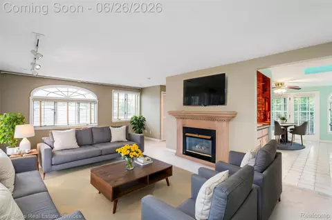Living - 764 Harcourt Rd, Grosse Pointe Park, MI 48230 photo 5 of 7