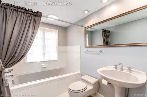 Bath - 764 Harcourt Rd, Grosse Pointe Park, MI 48230 photo 4 of 4