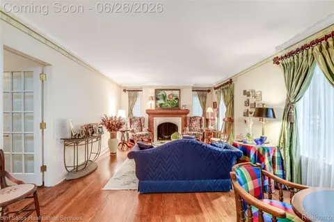 Living - 764 Harcourt Rd, Grosse Pointe Park, MI 48230 photo 2 of 7