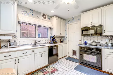 Kitchen - 764 Harcourt Rd, Grosse Pointe Park, MI 48230 photo 1 of 5