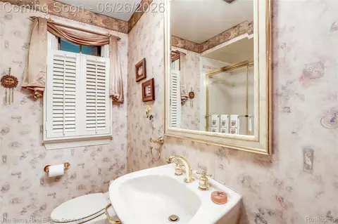Bath - 764 Harcourt Rd, Grosse Pointe Park, MI 48230 photo 1 of 4