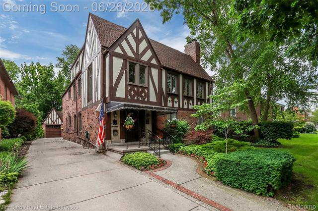 764 Harcourt Rd, Grosse Pointe Park, MI 48230