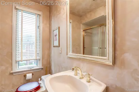 Bath - 764 Harcourt Rd, Grosse Pointe Park, MI 48230 photo 3 of 4