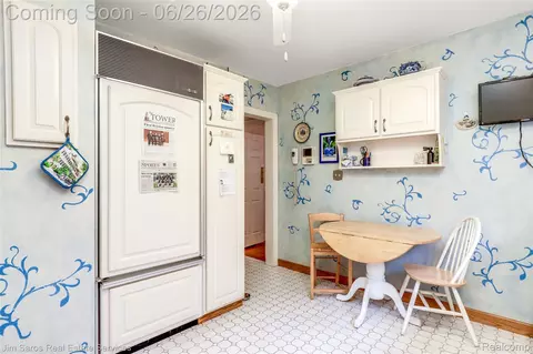 Kitchen - 764 Harcourt Rd, Grosse Pointe Park, MI 48230 photo 2 of 5