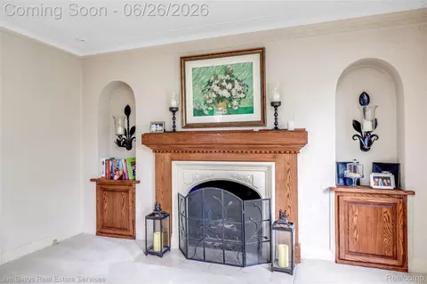 Living - 764 Harcourt Rd, Grosse Pointe Park, MI 48230 photo 4 of 7