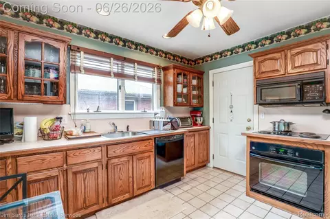 Kitchen - 764 Harcourt Rd, Grosse Pointe Park, MI 48230 photo 3 of 5