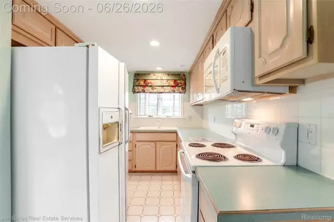 Kitchen - 764 Harcourt Rd, Grosse Pointe Park, MI 48230 photo 5 of 5
