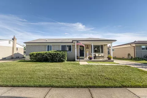 15270 Cambridge Dr, Fraser, MI 48026