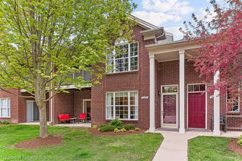 1637 Deepwood Cir, Rochester, MI 48307
