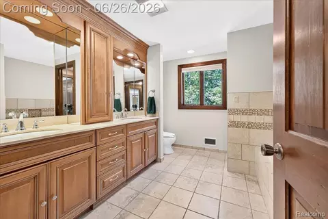 Bath - 29498 E River Rd, Grosse Ile, MI 48138 photo 2 of 5