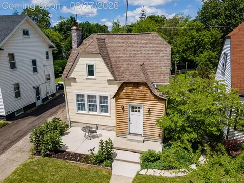 39 Mohawk Rd, Pontiac, MI 48341