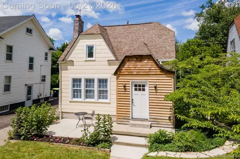 39 Mohawk Rd, Pontiac, MI 48341