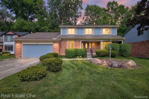417 Eckford Cir, Troy, MI 48085 photo 1